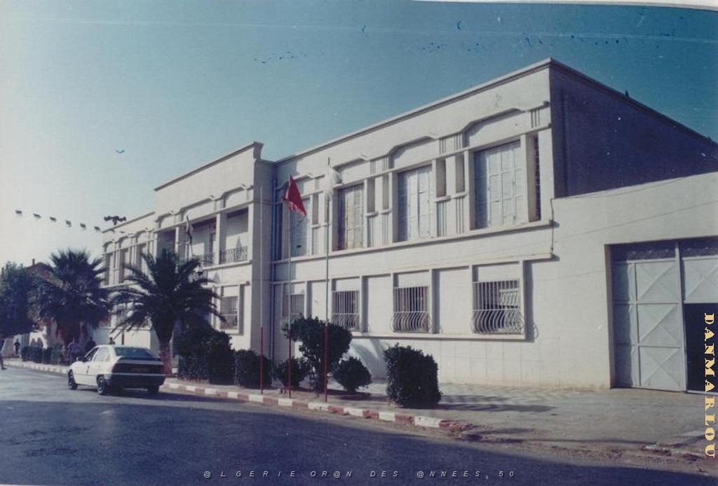 FRENDA ET SA NOUVELLE MAIRIE.JPG